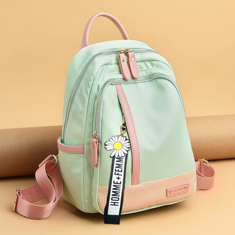 Mochila Feminina Impermeável de Nylon com Chaveirinho verde - Imagem principal